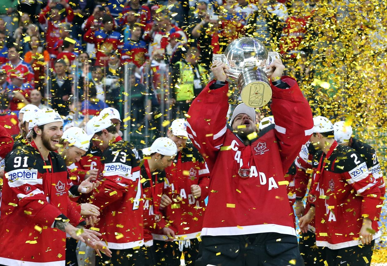Игроки сборной Канады радуются победе в финальном матче чемпионата мира по хоккею 2015 между сборными командами Канады и России