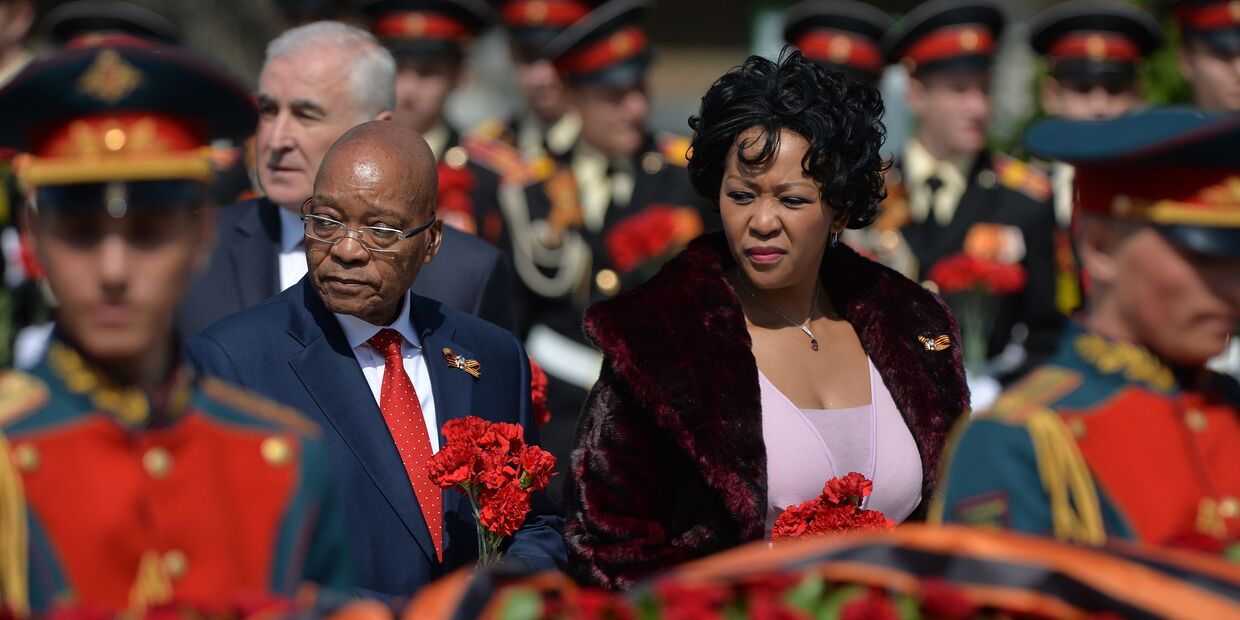 Президент ЮАР Джейкоб Зума с супругой на церемонии совместного возложения цветов к Могиле Неизвестного солдата в Александровском саду