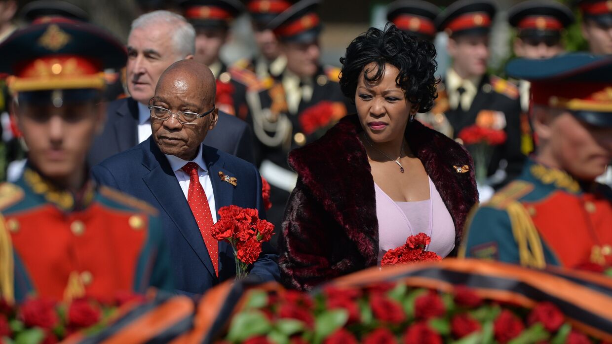 Президент ЮАР Джейкоб Зума с супругой на церемонии совместного возложения цветов к Могиле Неизвестного солдата в Александровском саду