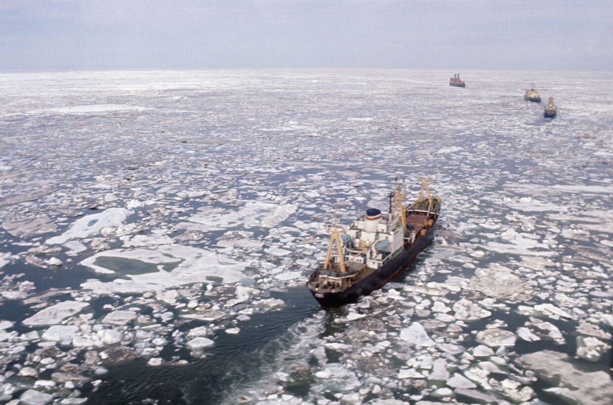 Атомный ледокол Арктика во главе каравана судов в Восточно-Сибирском море