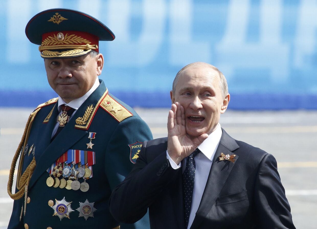 Владимир Путин и Сергей Шойгу приветствуют ветеранов после парада Победы на Красной площади