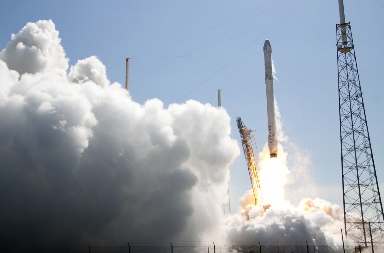 Запуск ракеты SpaceX Falcon 9 с мыса Канаверал