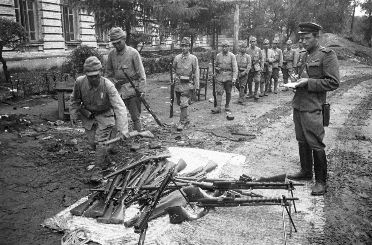 Японские солдаты сдают оружие