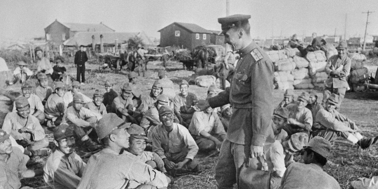 Советские бойцы и офицеры беседуют с пленными японскими солдатами