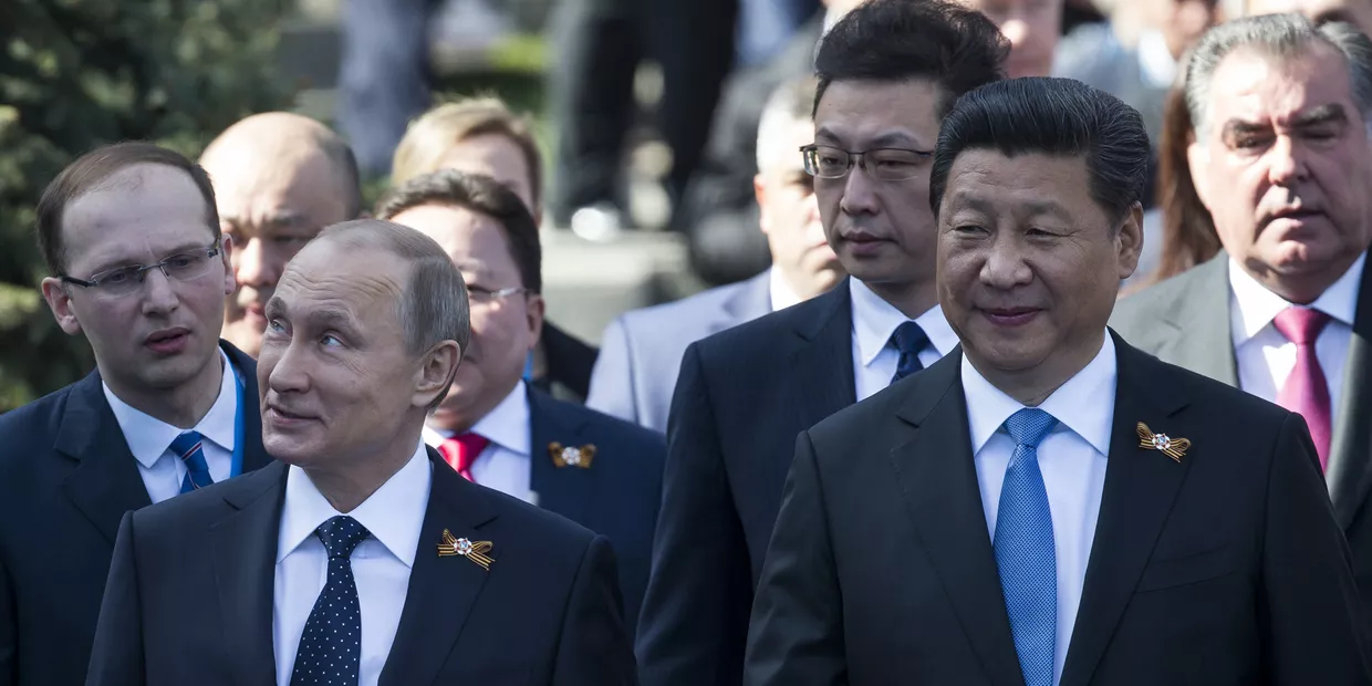 Владимир Путин и председатель КНР Си Цзиньпин перед парадом Победы в Москве Владимир Путин и председатель КНР Си Цзиньпин перед парадом Победы в Москве