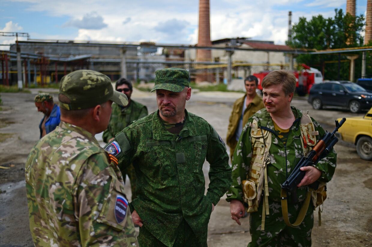 Командир батальона Призрак народного ополчения Луганска Алексей Мозговой разговаривает с бойцами
