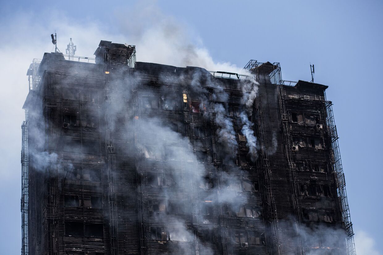 Сгоревший многоэтажный дом в Баку