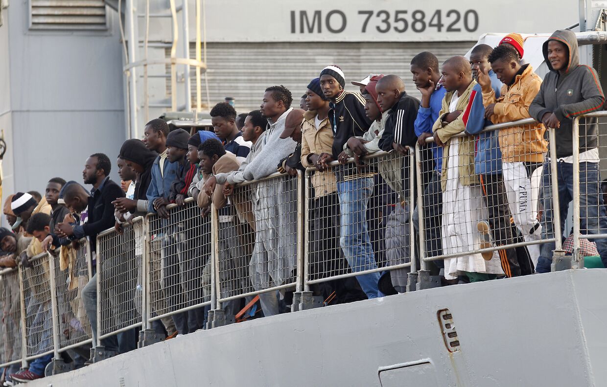 Мигранты из Ливии готовятся сойти на берег в Мессине, Сицилия