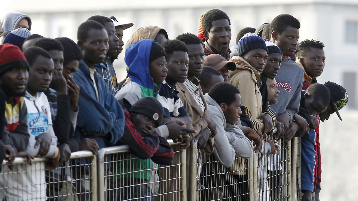 Мигранты из Ливии готовятся сойти на берег в Мессине, Сицилия 