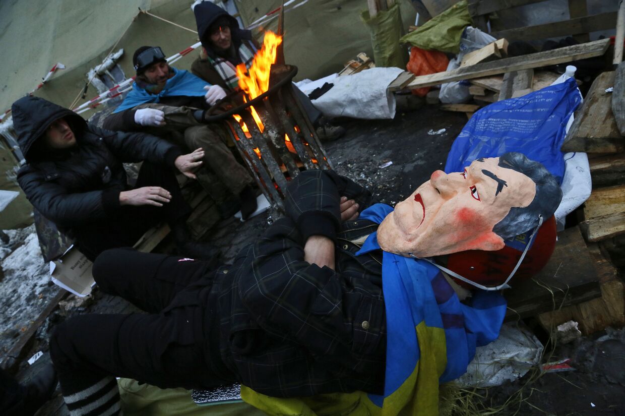 Сторонник евроинтеграции в маске Виктора Януковича на Площади Независимости в Киеве