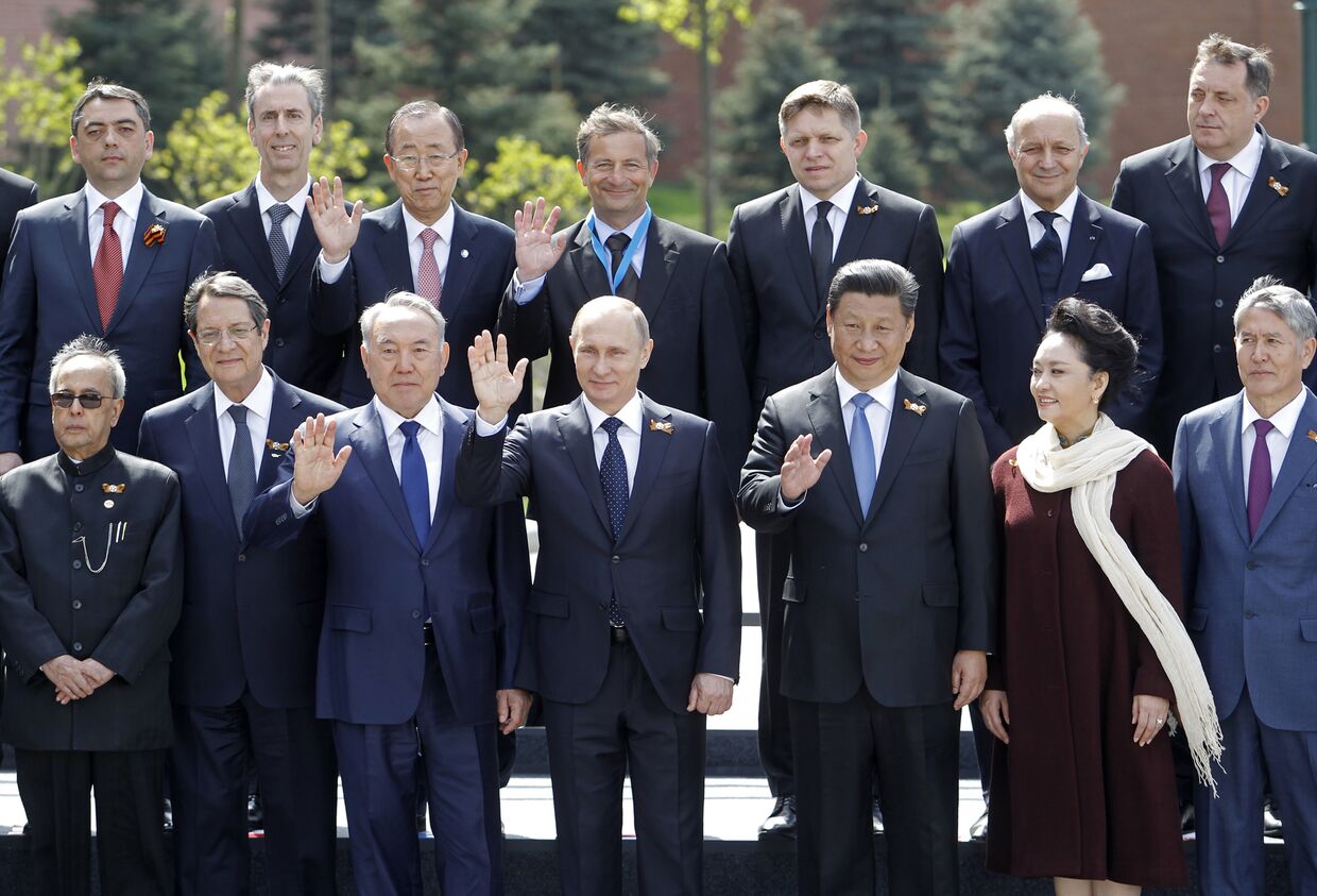 Владимир Путин фотографируется с лидерами зарубежных стран после парада Победы на Красной площади