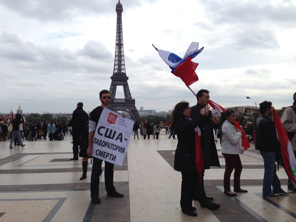Выходцы из России проводят антиамериканскую акцию в Париже