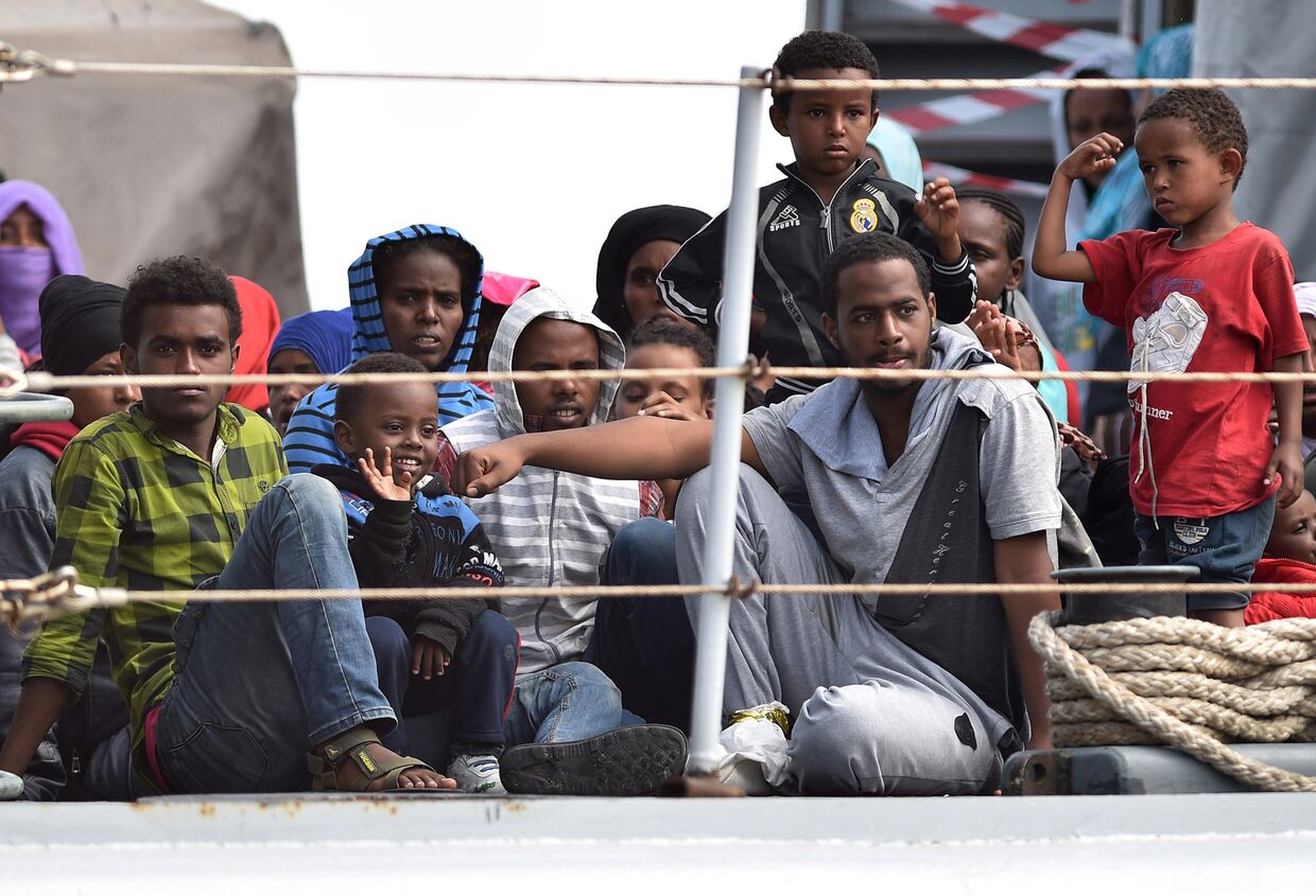 Мигранты на корабле у берегов Сицилии