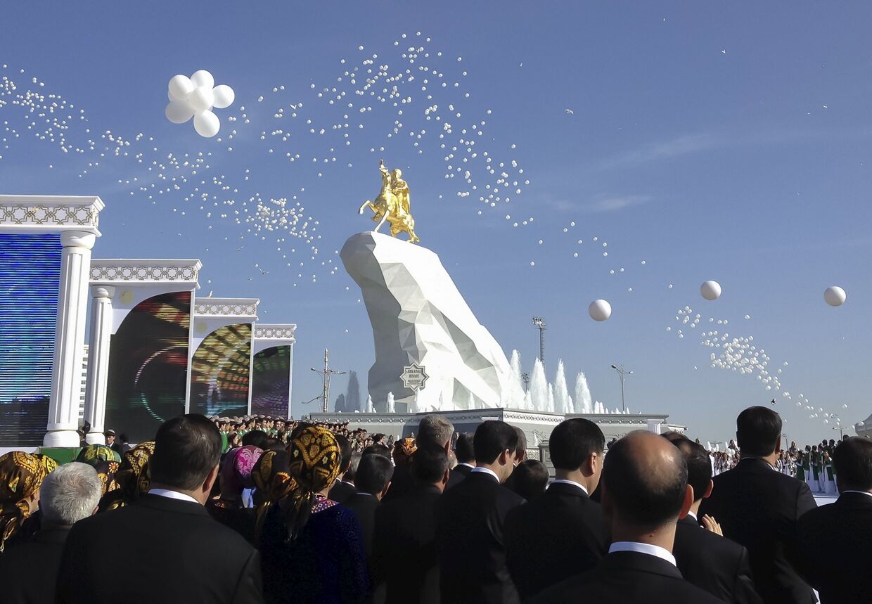 Открытие статуи президента Туркменистана Гурбангулы Бердымухамедова в Ашхабаде