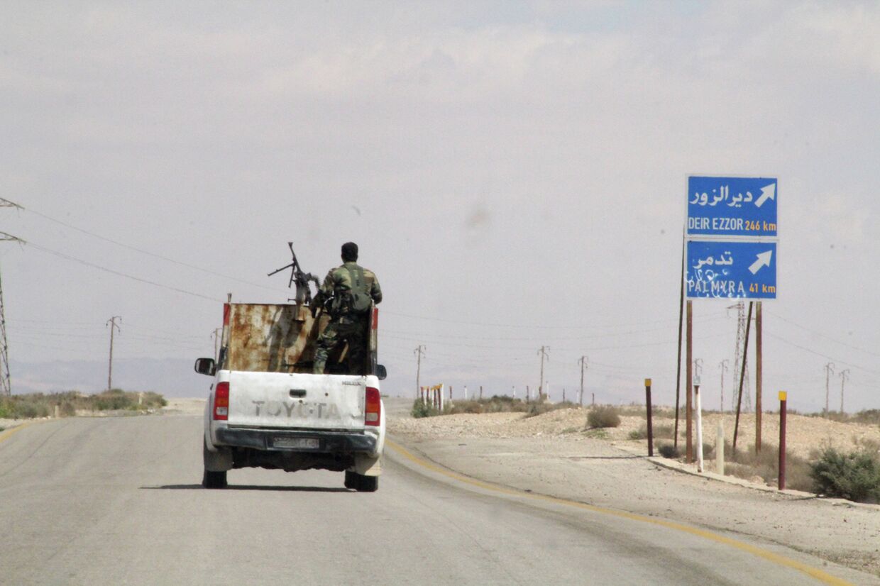 Сирийские военные в окрестностях города Пальмира (Тадмор) в Сирии