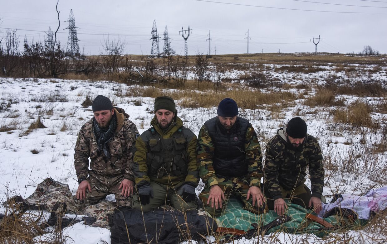 Чеченцы, воюющие на стороне пророссийских ополченцев на востоке Украины, молятся у блокпоста в городе Зугрэс Донецкой области