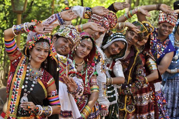 Танец гарба перед празднованием Наваратри в Ахмадабаде 