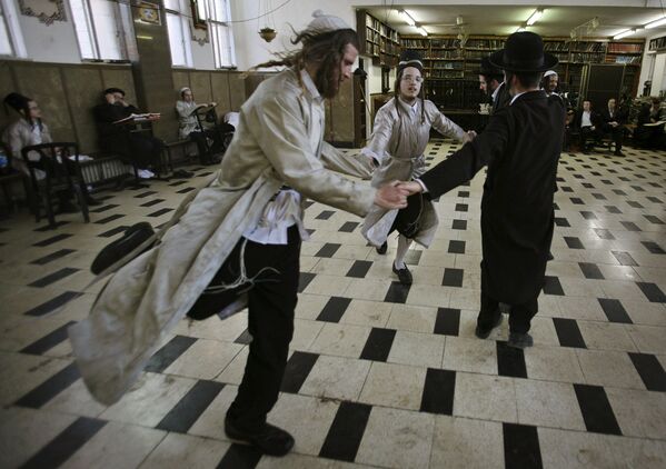 Ультраортодоксальные евреи танцуют во время празднования Пурима в Иерусалиме