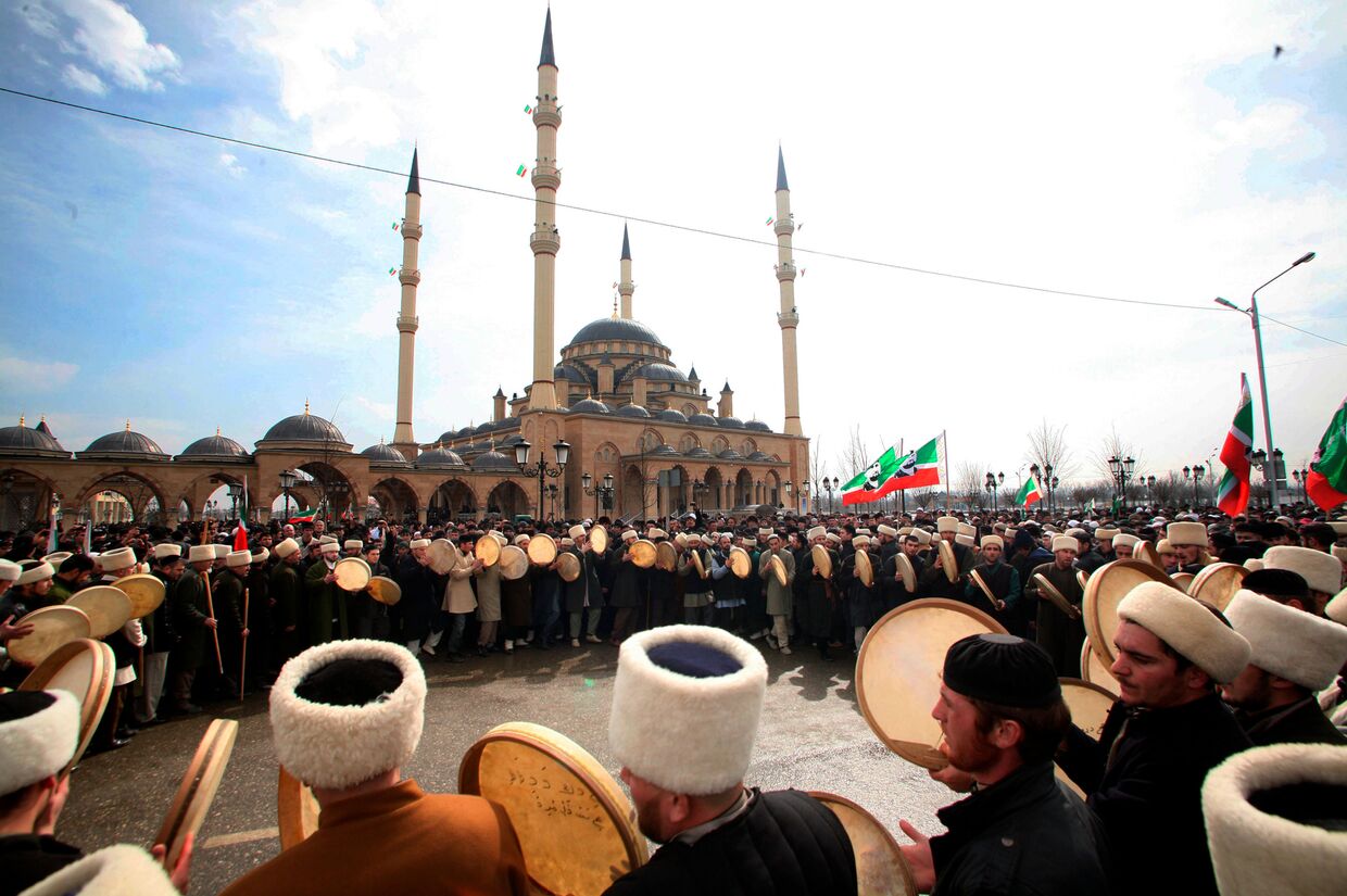 Мусульманский часть. Мусульмане Кавказа. Чеченцы в мечети. Мусульмане в Северном Кавказе.