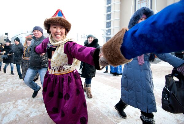 Жители города Улан-Удэ исполняют национальный танец Ехор во время празднования Нового года по лунному календарю