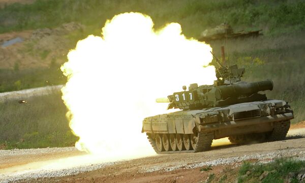 Танк Т-80 во время показа техники в рамках подготовки к международному военно-техническому форуму Армия-2015