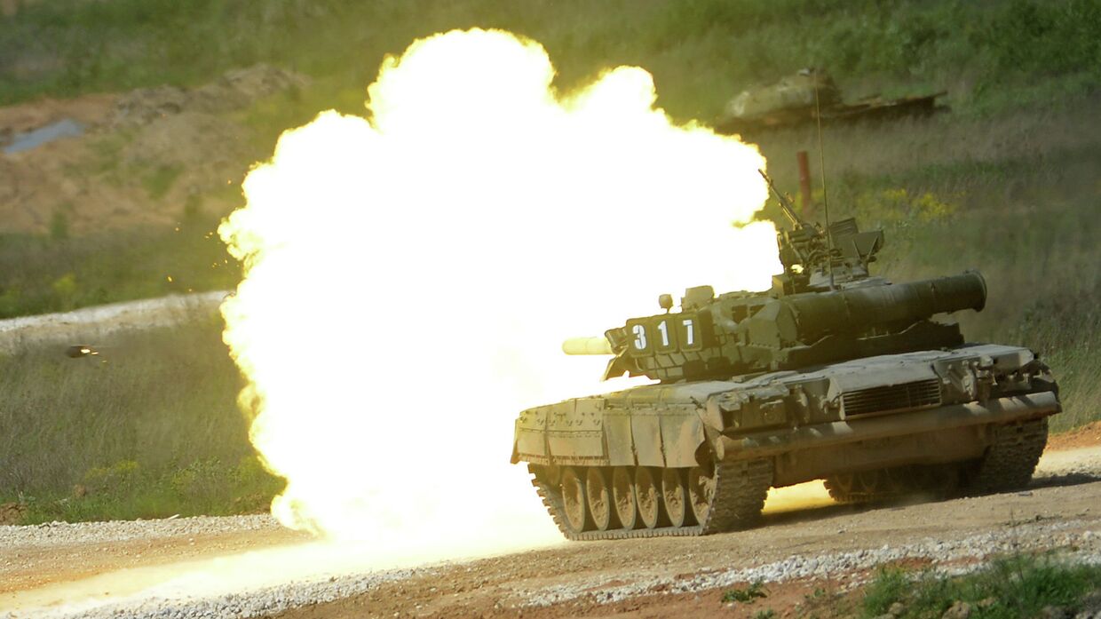Танк Т-80 во время показа техники в рамках подготовки к международному военно-техническому форуму Армия-2015