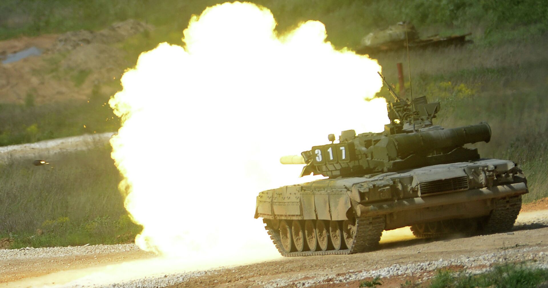 Танк Т-80 во время показа техники в рамках подготовки к международному военно-техническому форуму Армия-2015 - ИноСМИ, 1920, 27.12.2020