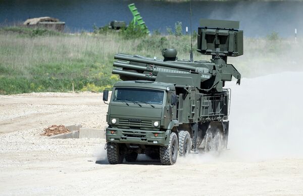 Самоходный ЗРПК наземного базирования Панцирь-С на шасси Камаз-6560 во время показа техники в рамках подготовки к международному военно-техническому форуму Армия-2015 Самоходный ЗРПК наземного базирования Панцирь-С на шасси Камаз-6560 во время показа техники в рамках подготовки к международному военно-техническому форуму Армия-2015