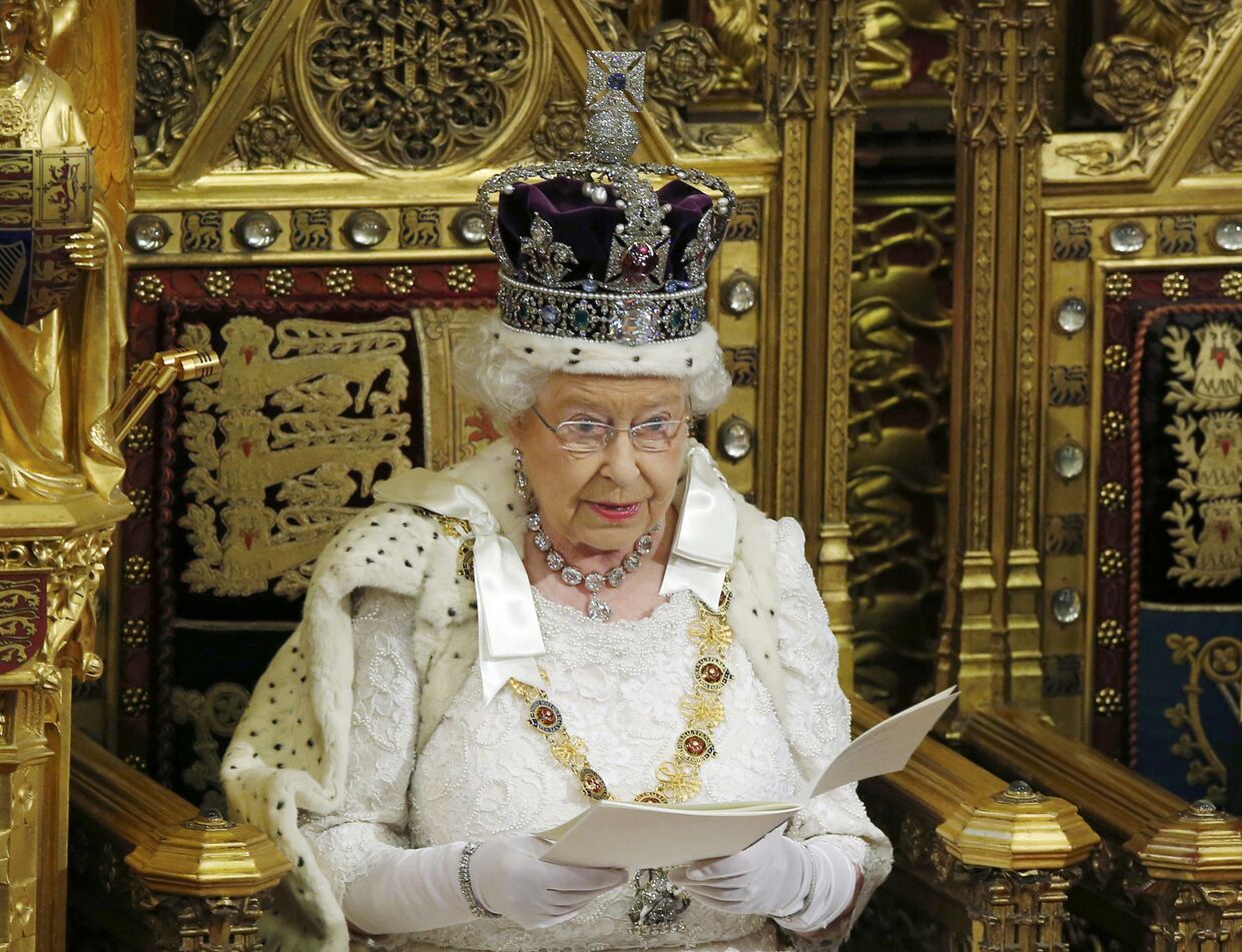 Королева Елизавета II читает речь в Палате лордов
