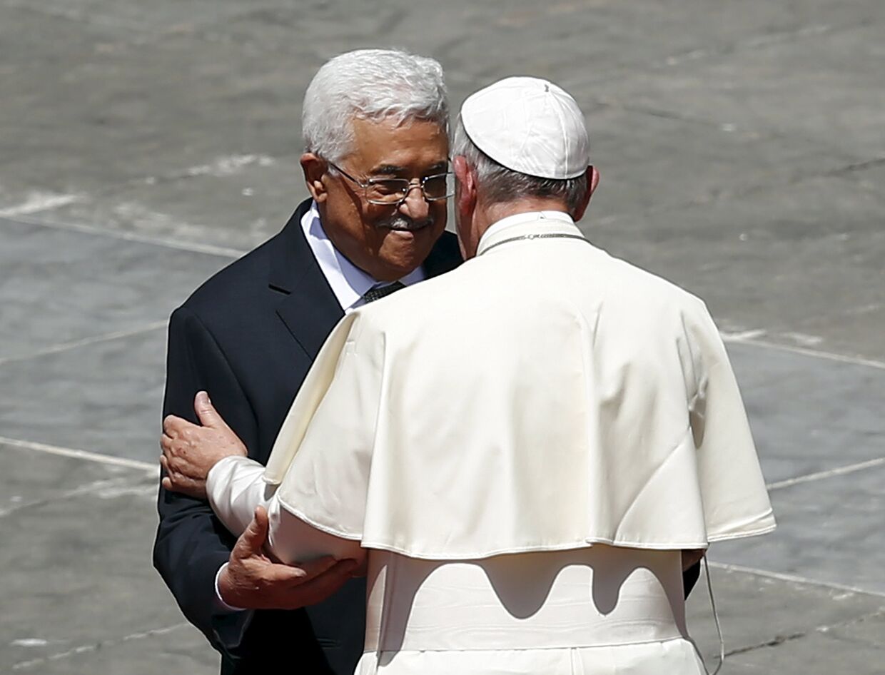 Папа Франциск и президент Палестины Махмуд Аббас после канонизации палестинских монахинь в Ватикане