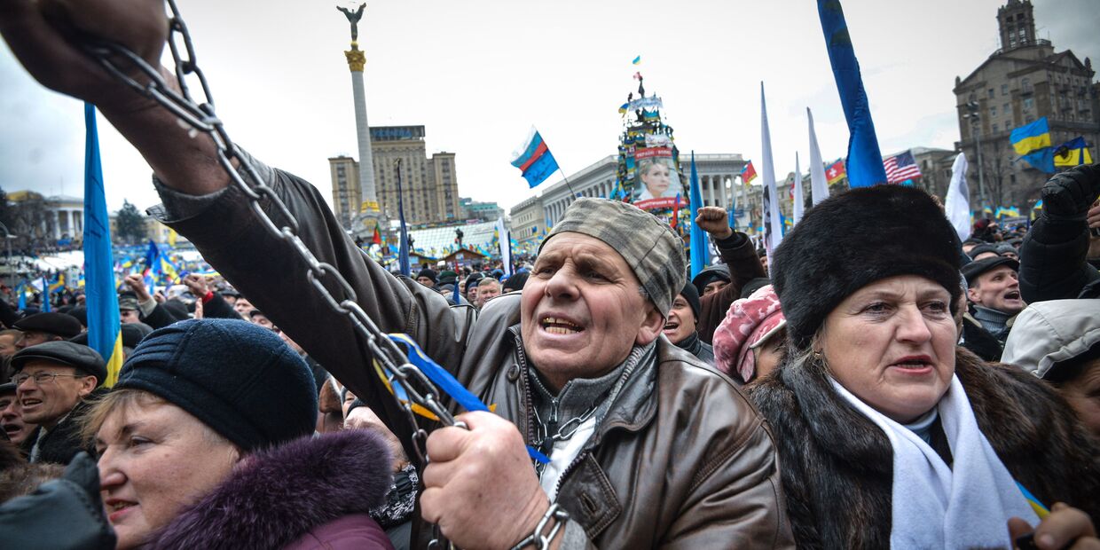 Сторонники евроинтеграции Украины во время митинга на площади Независимости в Киеве