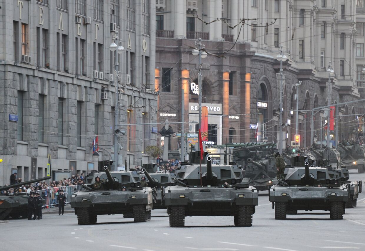Танк Т-14 на гусеничной платформе Армата во время репетиции военного парада в Москве в ознаменование 70-летия Победы в Великой Отечественной войне 1941-1945 годов