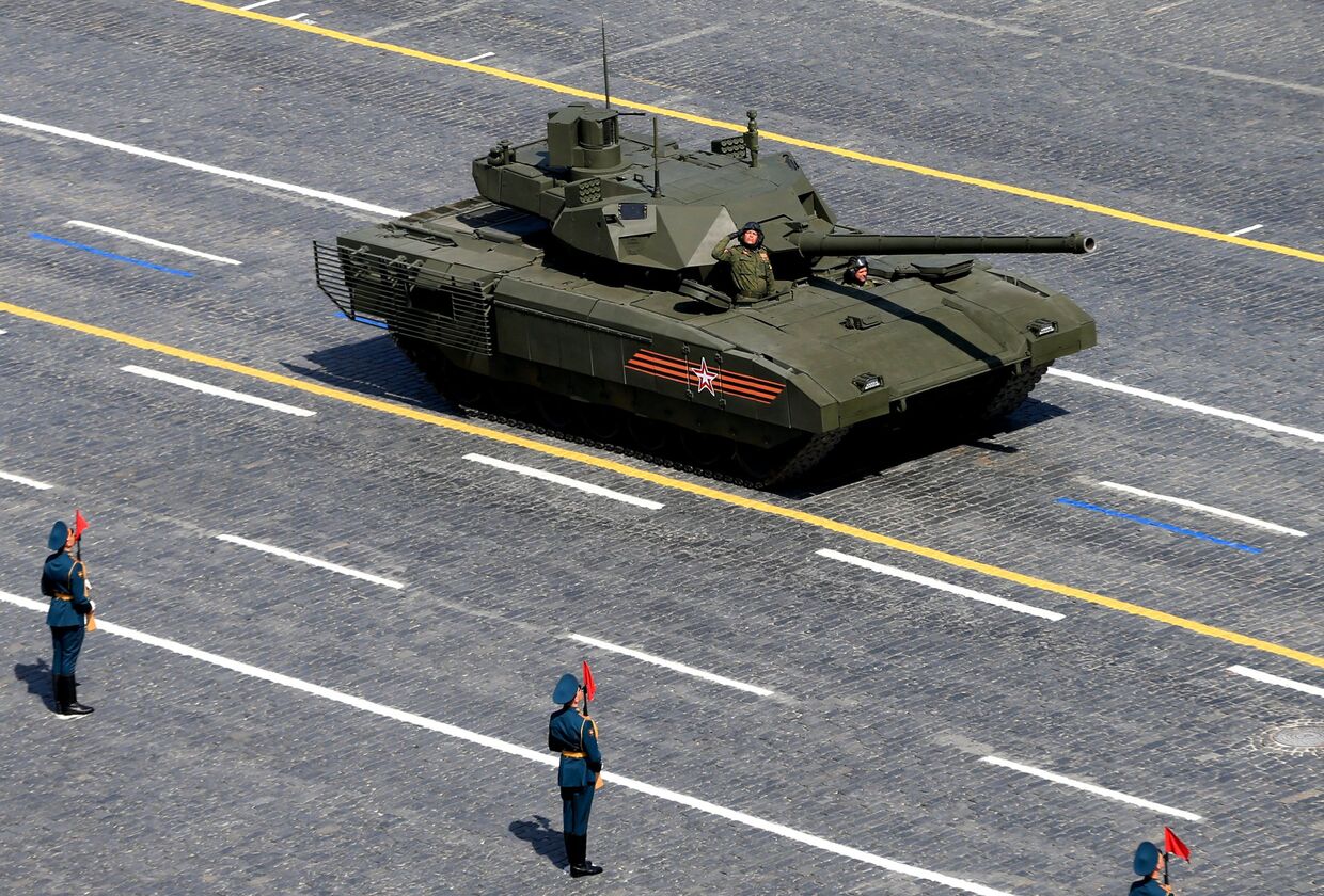 Танк Т-14 на гусеничной платформе Армата во время военного парада в ознаменование 70-летия Победы в Великой Отечественной войне