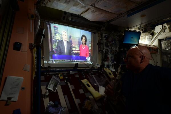 Астронавт Скотт Келли смотрит выпуск новостей на борту МКС