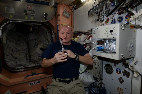 Астронавт Скотт Келли пьет кофе на борту МКС