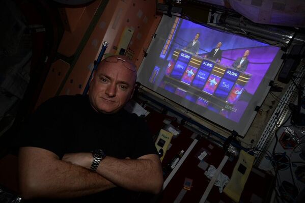 Астронавт Скотт Келли смотрит шоу, в котором участвует его брат Марк
