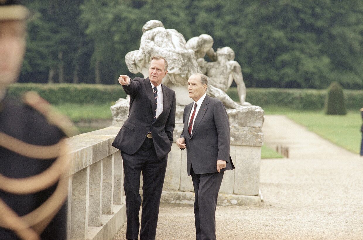 Президент США Джордж Буш и президент Франции Франсуа Миттеран во время встречи в Париже в июле 1991 года