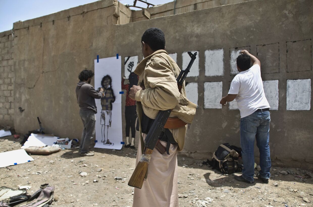 Художники в Сане рисуют граффити, посвященные жертвам авиаударов коалиции во главе с Саудовской Аравией