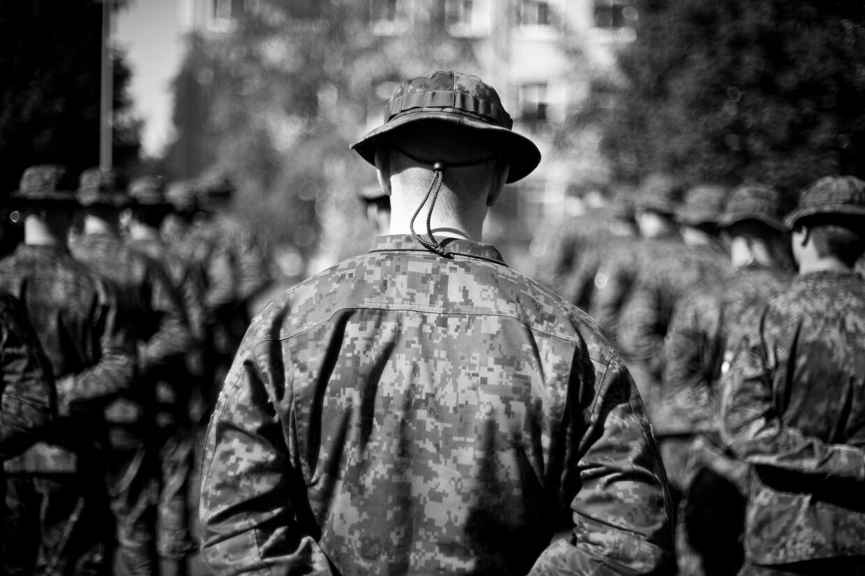 Финский солдат на церемонии открытия учений Saber Strike 2014 в Латвии