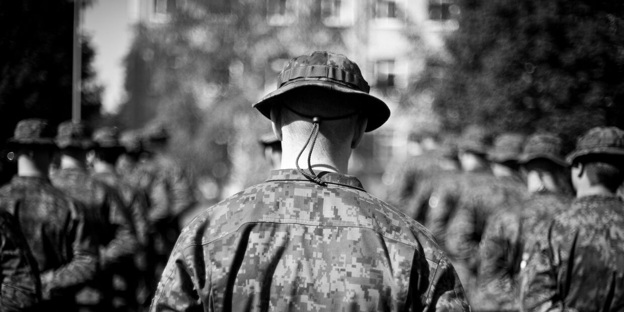 Финский солдат на церемонии открытия учений Saber Strike 2014 в Латвии