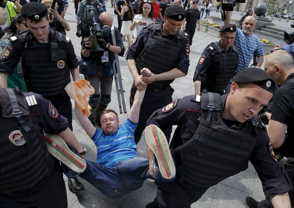 Полицейские задерживают ЛГБТ-активиста Николая Алексеева