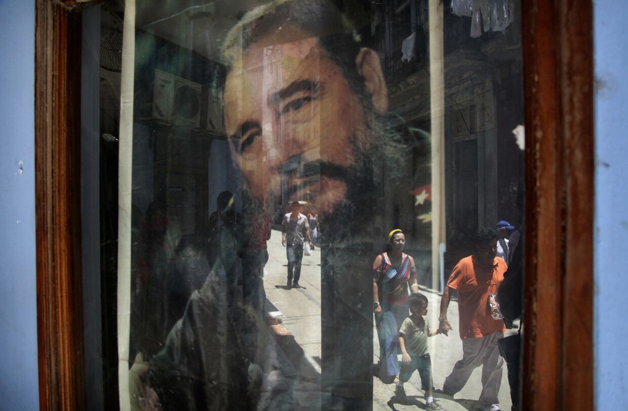 Плакат с Фиделем Кастро в окне почты в Гаване