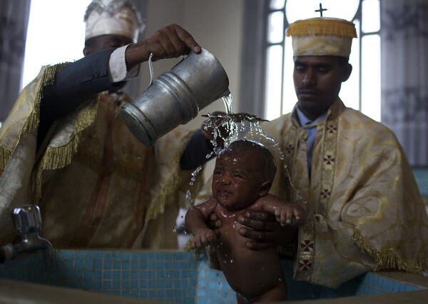 Крещение ребенка в храм в Аддис-Абебе