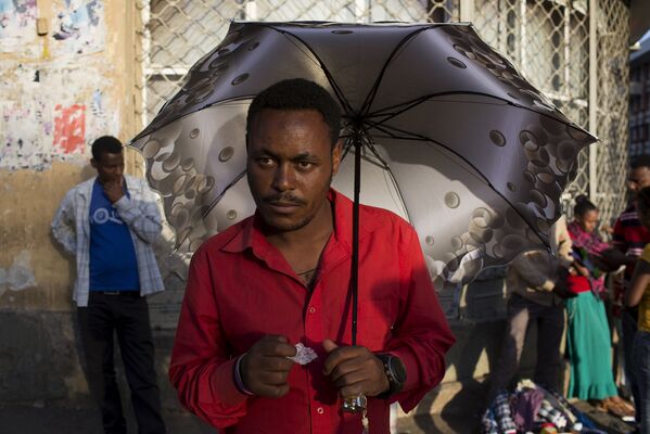 Продавец зонтов в Аддис-Абебе