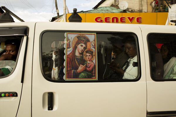 Плакат с Девой Марией в окне микроавтобуса в Аддис-Абебе