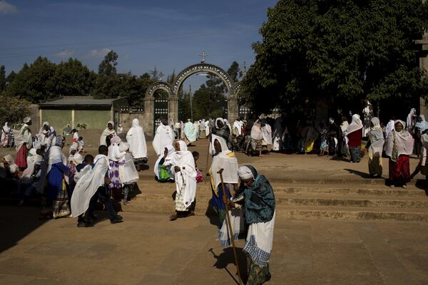 Люди идут на воскресную мессу в Аддис-Абебе