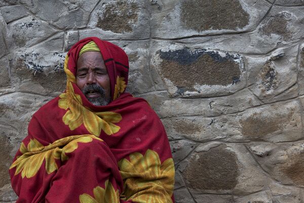 Верующий молится у церкви Энтото Марьям на окраине Аддис-Абебы