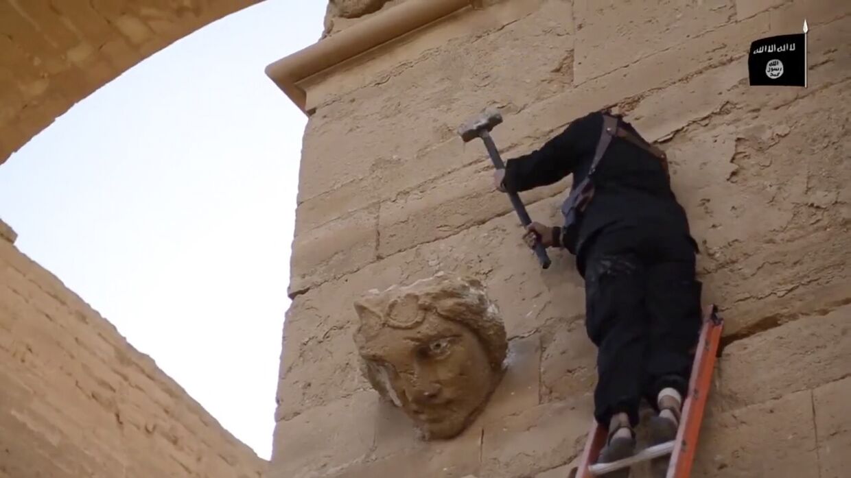 Боевики Исламского государства разрушают памятник в городе Хатра