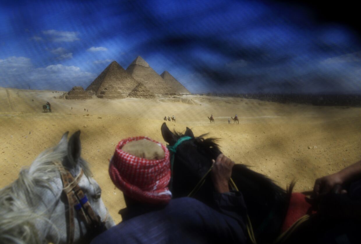 Пирамиды в Гизе, сфотографированные через никаб