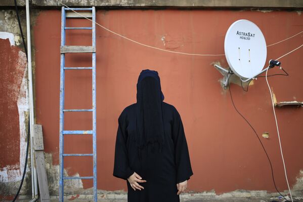 Женщина в никабе на крыше дома в Бейруте, Ливан